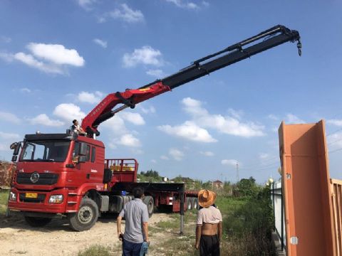 點擊查看詳細信息<br>標(biāo)題：30噸折臂吊 閱讀次數(shù)：2553